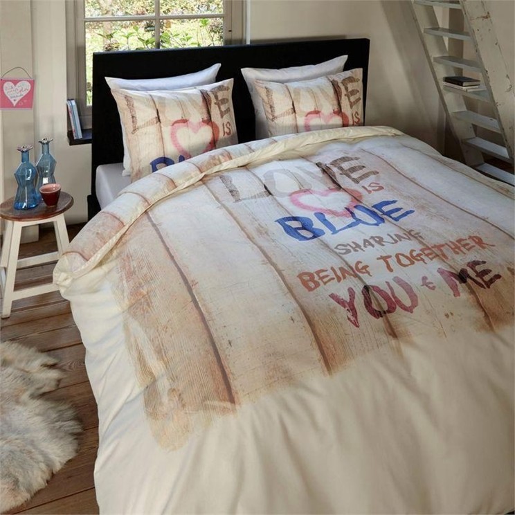 Love-is-Blue-op-bed